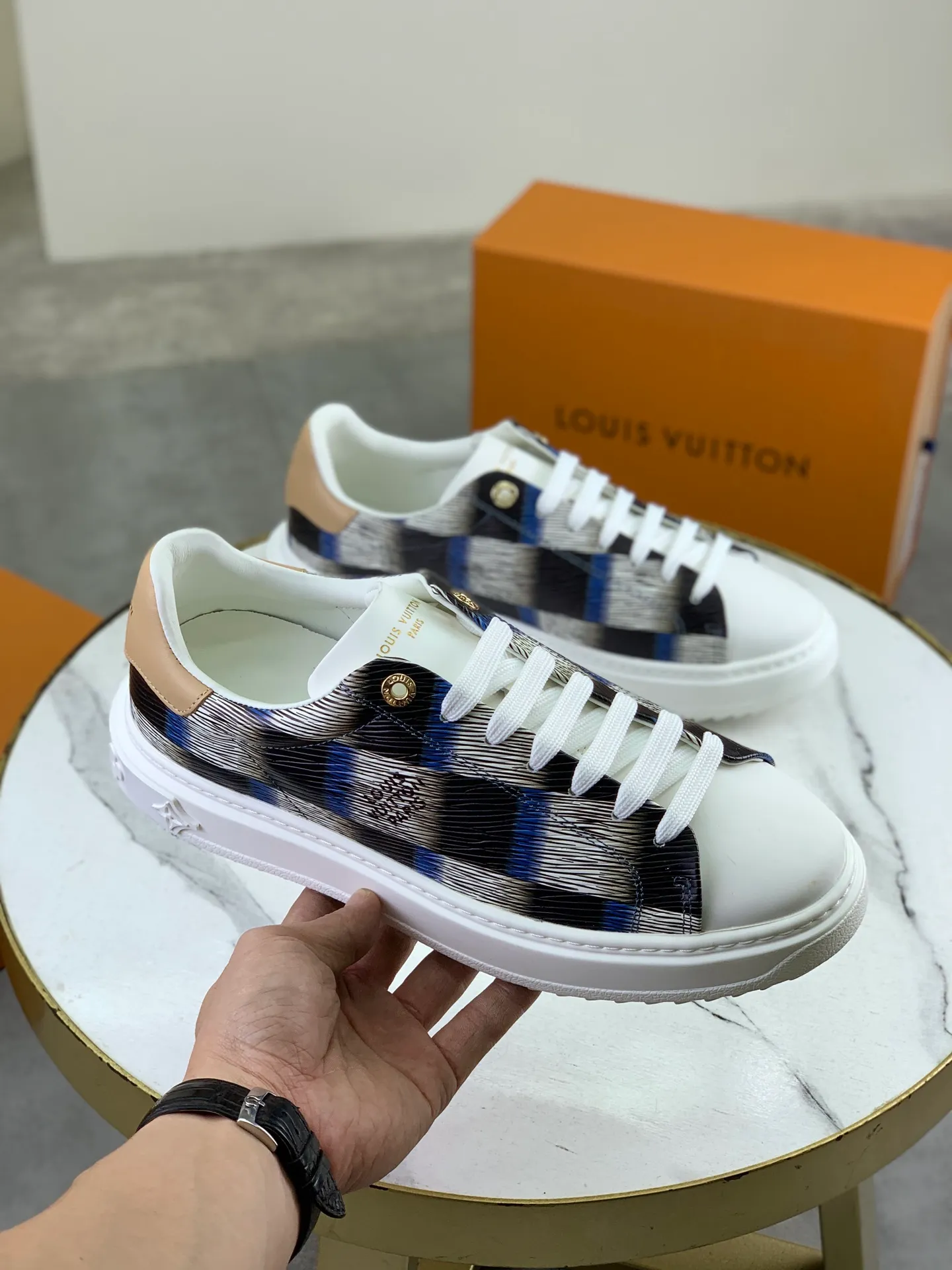 Factory price P700 💶 Top version [LOUIS VUITTON] Couple 🧑‍🤝‍🧑 Craftsman style Counter series (original order) New style 🍀LV Louis Vuitton - top version LV classic high-top trendy shoes! Made of imported original craft calfskin, original breathable lining, and original wear-resistant, lightweight, high-end TPU outsole! High quality products! 3️⃣ colors available, code numbers: female 35-39, male 39-44 (female 40, male 45 46 customized)